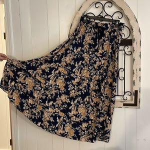Wonderly preloved mix skirt. Navy with gold flowers. Large